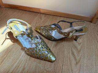Zapatos dorados con tacón