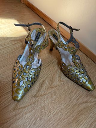 Zapatos dorados con tacón