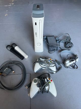 Xbox 360 blanca con mandos