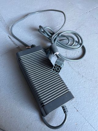 Xbox 360 blanca con mandos