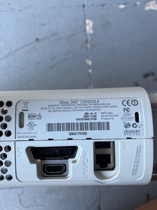 Xbox 360 blanca con mandos