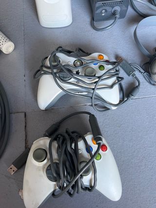Xbox 360 blanca con mandos