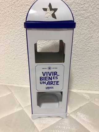 Grande portacandele metallico blu e bianco.