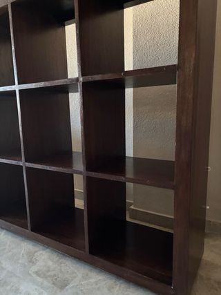 Estantería modular de madera oscura