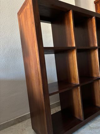 Estantería modular de madera oscura