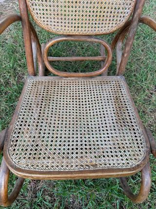 Mecedora clásica de mimbre y madera