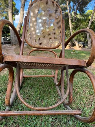 Mecedora clásica de mimbre y madera