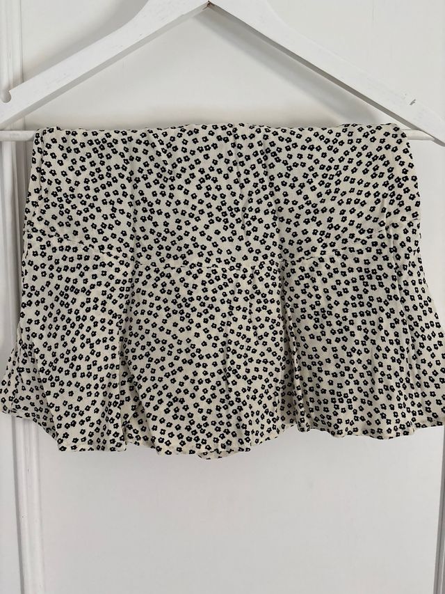 Minifalda Zara - Flores blancas y negras