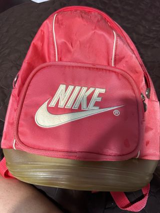 Mochila Nike rosa retro, ideal festivales.