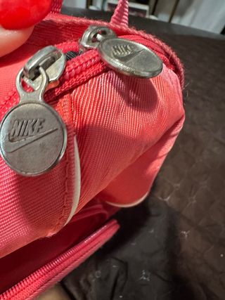 Mochila Nike rosa retro, ideal festivales.