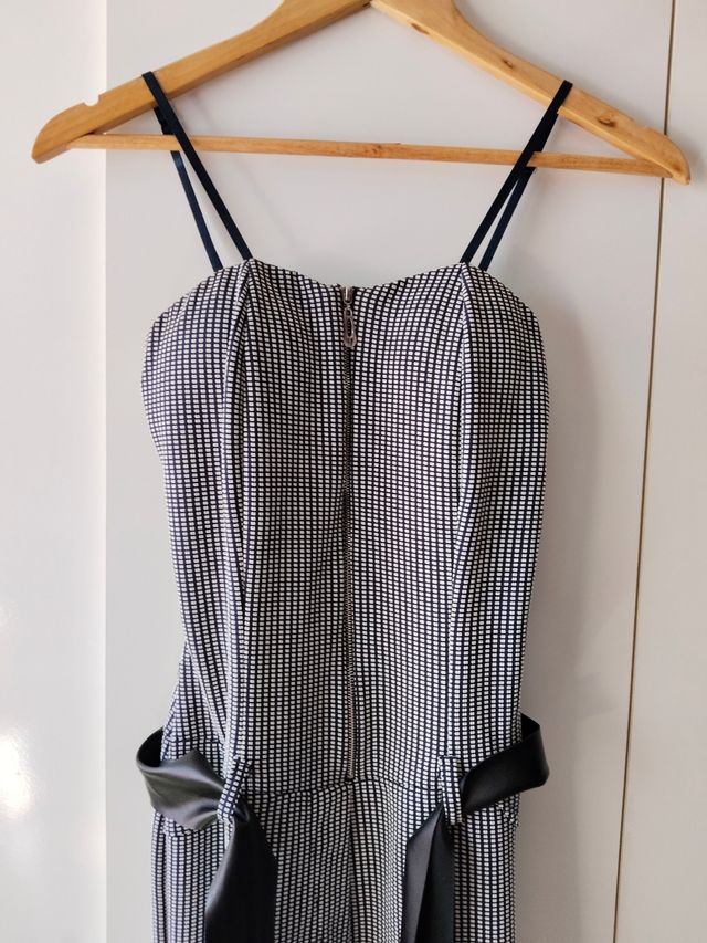 Mono azul marino y blanco