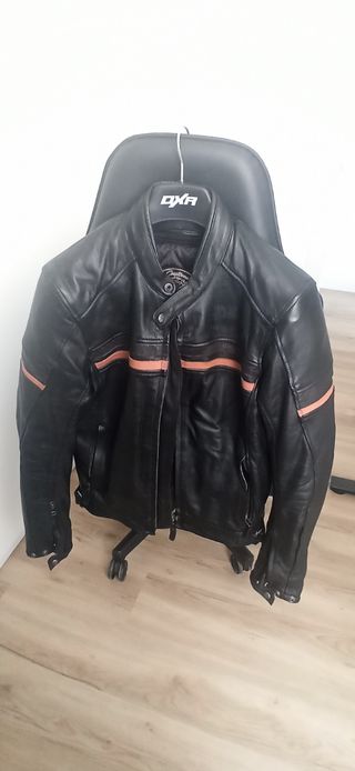 Chaqueta moto cuero.