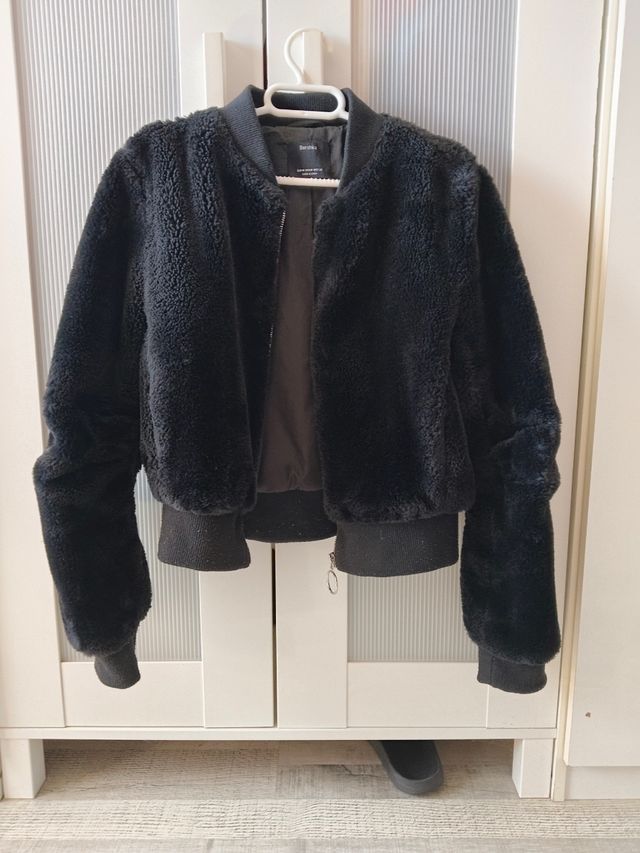 Cazadora Bershka pelo negro