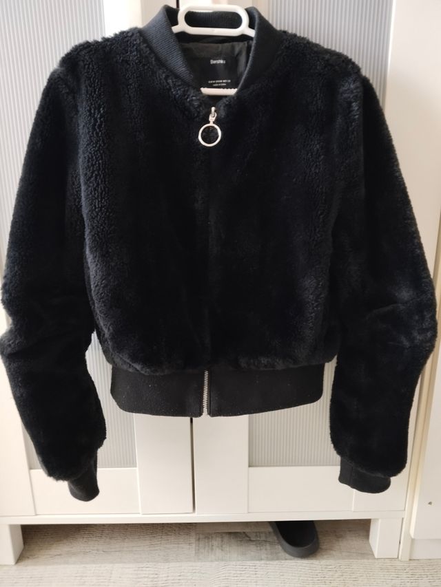 Cazadora Bershka pelo negro
