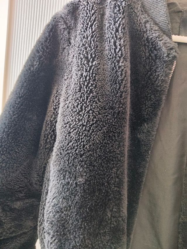 Cazadora Bershka pelo negro