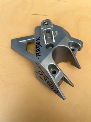 Soporte Reposapiés Izq. BMW R850R/R1100R/RS