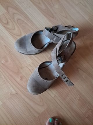 Sandalias tacón madera marrón