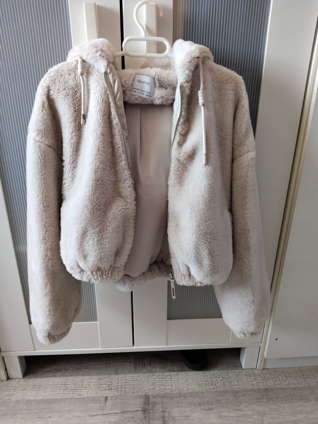Abrigo Bershka pelo capucha