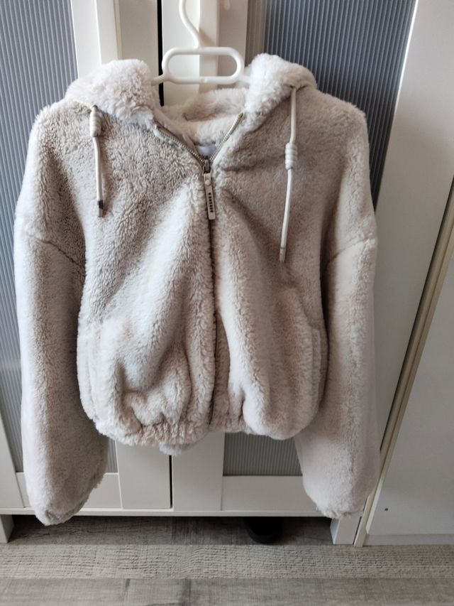 Abrigo Bershka pelo capucha