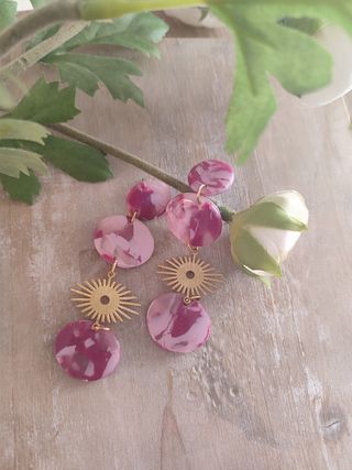 Pendientes largos dorados y rosas