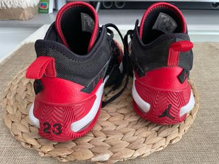 Zapatillas Jordan rojas y negras