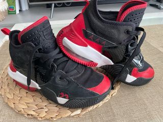 Zapatillas Jordan rojas y negras