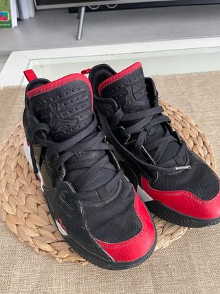 Zapatillas Jordan rojas y negras