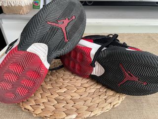 Zapatillas Jordan rojas y negras