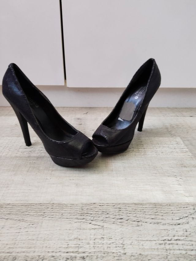 Tacones negros