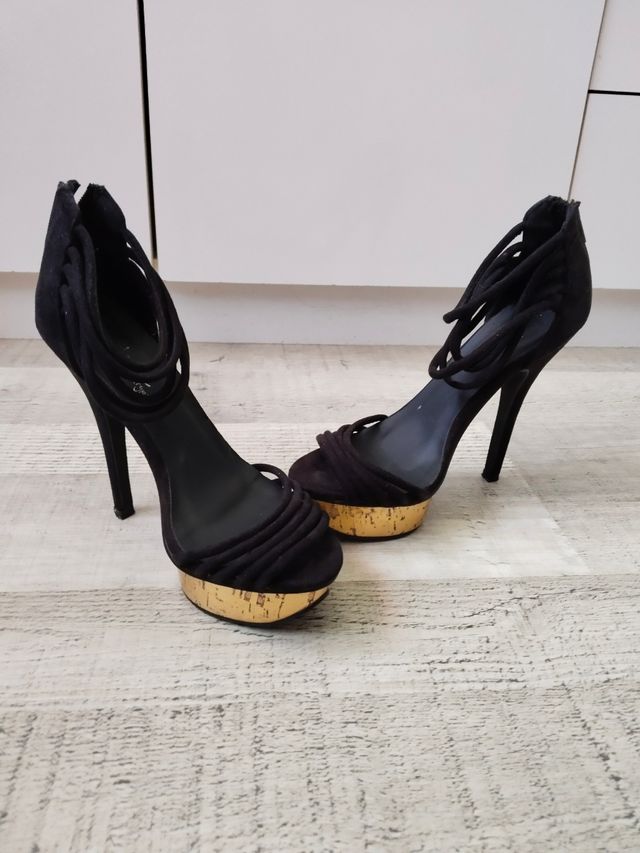 Tacones negros dorados