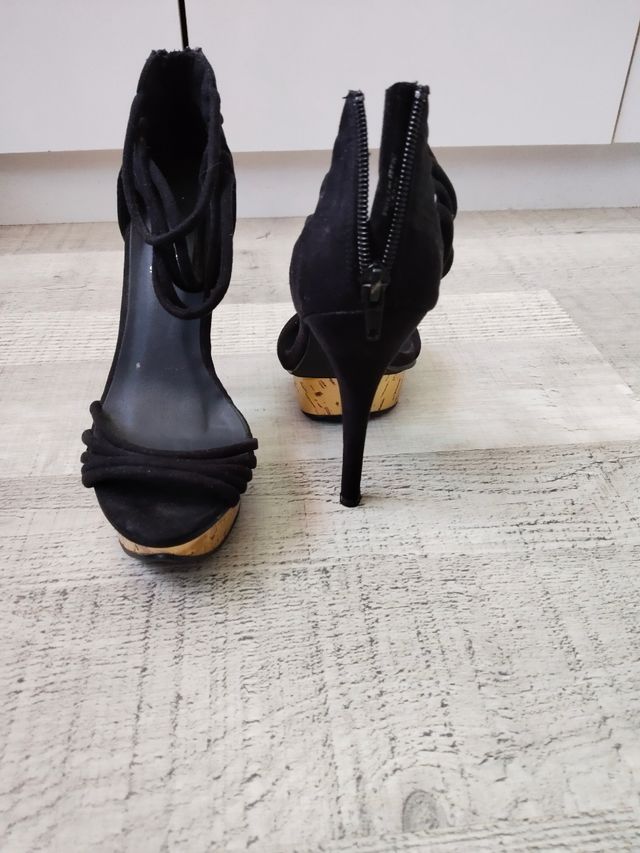 Tacones negros dorados