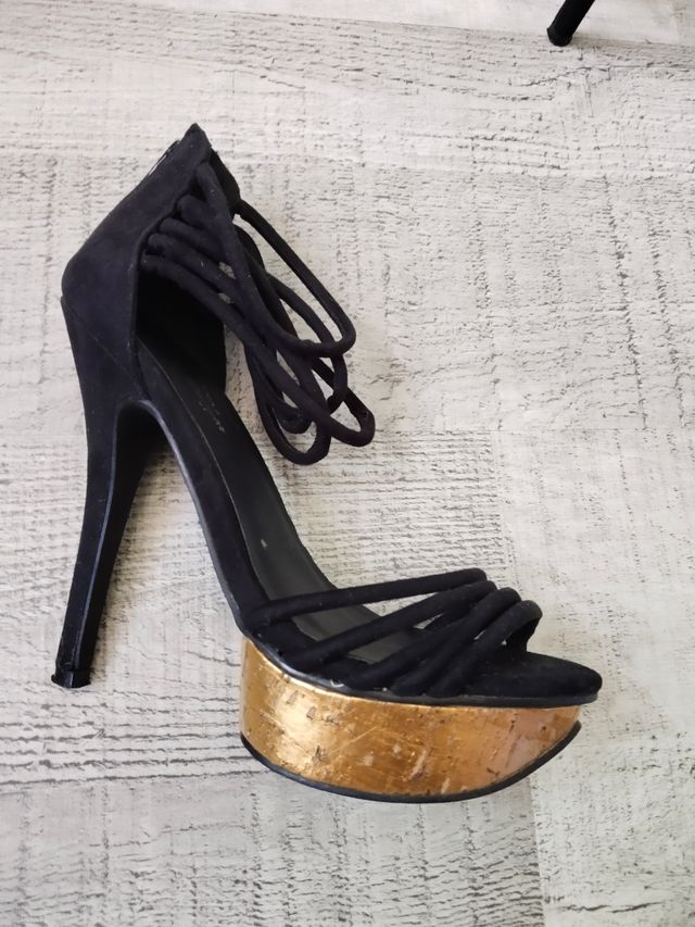 Tacones negros dorados