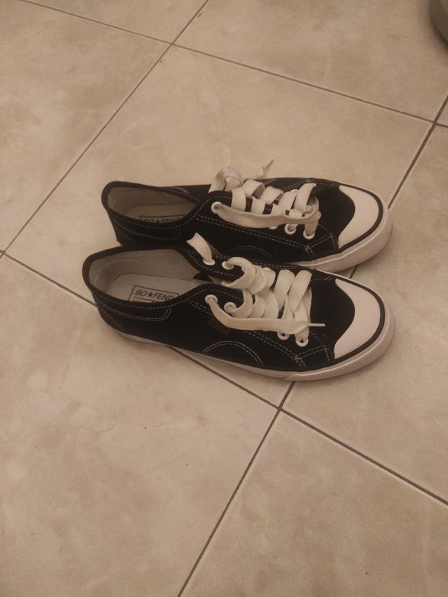 Scarpe BO FENG nere sono taglia 40 ma vestono n 39