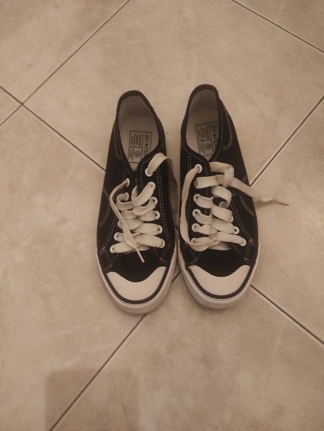 Scarpe BO FENG nere sono taglia 40 ma vestono n 39