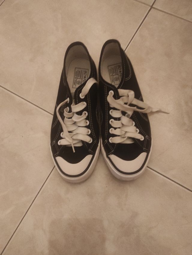 Scarpe BO FENG nere sono taglia 40 ma vestono n 39