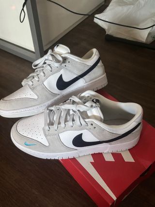Zapatillas Nike Dunk Low grises y blancas