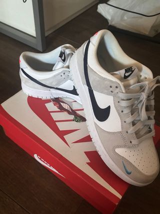 Zapatillas Nike Dunk Low grises y blancas