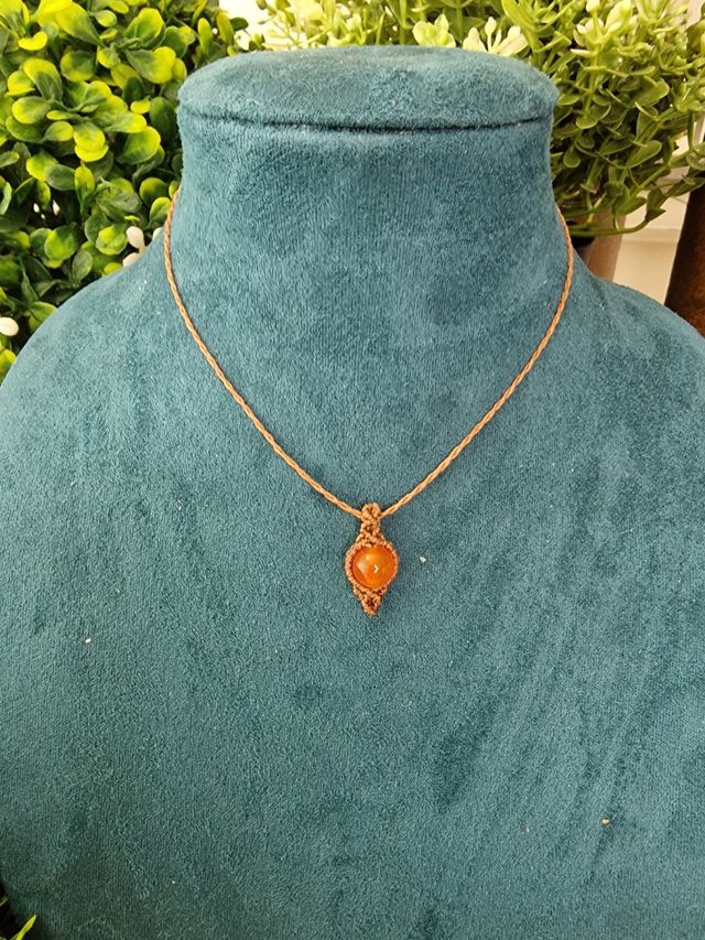 Collana artigianale micromacramè con corniola.