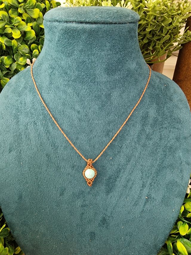 Collana artigianale micromacramè con turchese.