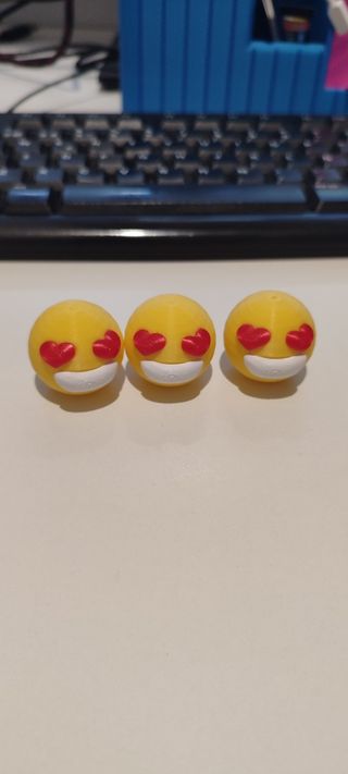 4 x Adornos Emoji Carita Enamorada