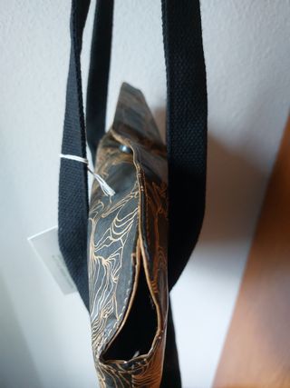 Bolso de mano marrón y negro