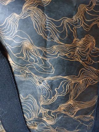 Bolso de mano marrón y negro