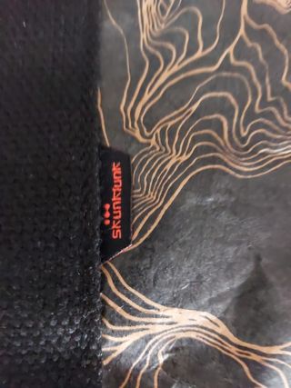 Bolso de mano marrón y negro