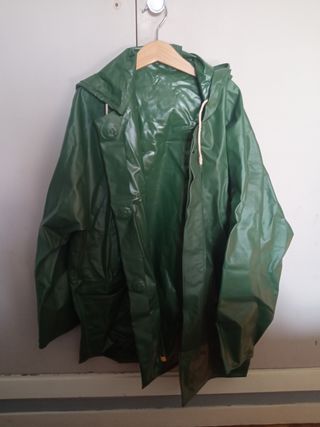Chubasquero verde impermeable