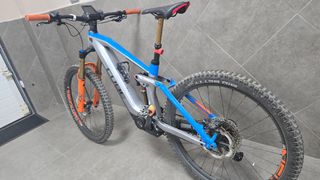 Bicicleta eléctrica Cube Actionteam de carbono