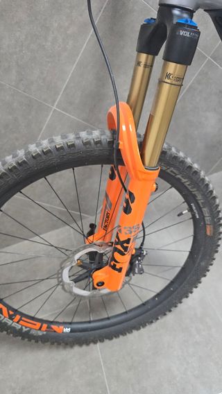 Bicicleta eléctrica Cube Actionteam de carbono