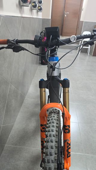 Bicicleta eléctrica Cube Actionteam de carbono
