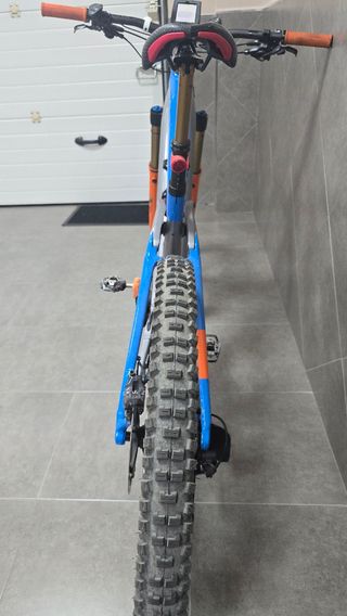 Bicicleta eléctrica Cube Actionteam de carbono