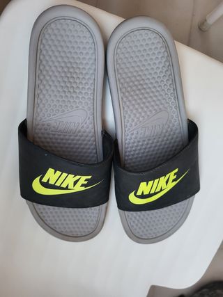 Chanclas Nike Benassi grises