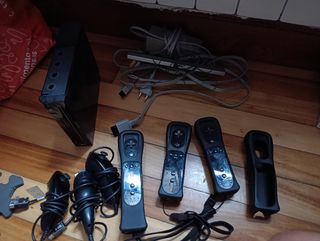 Wii +Videojuegos + 2 Volantes y tres mandos